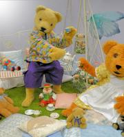Teddy Bears' Picnic: With a compere leading the show, Q20 introduces our jolly bears, Billy and Bonnie, as they sit down to their picnic. After the sandwiches and honey buns, we'll have games, and music too!