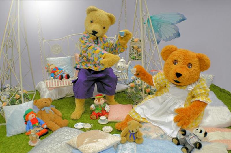 Teddy Bears' Picnic: With a compere leading the show, Q20 introduces our jolly bears, Billy and Bonnie, as they sit down to their picnic. After the sandwiches and honey buns, we'll have games, and music too!