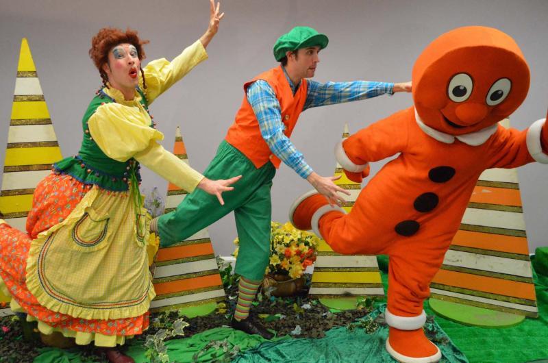 The Gingerbread Man Show: Sarah and Jack cook the gingerbread man for their lunch. It comes to life, escapes and much chasing and falling over ensues! Excellent opportunities for audience participation.